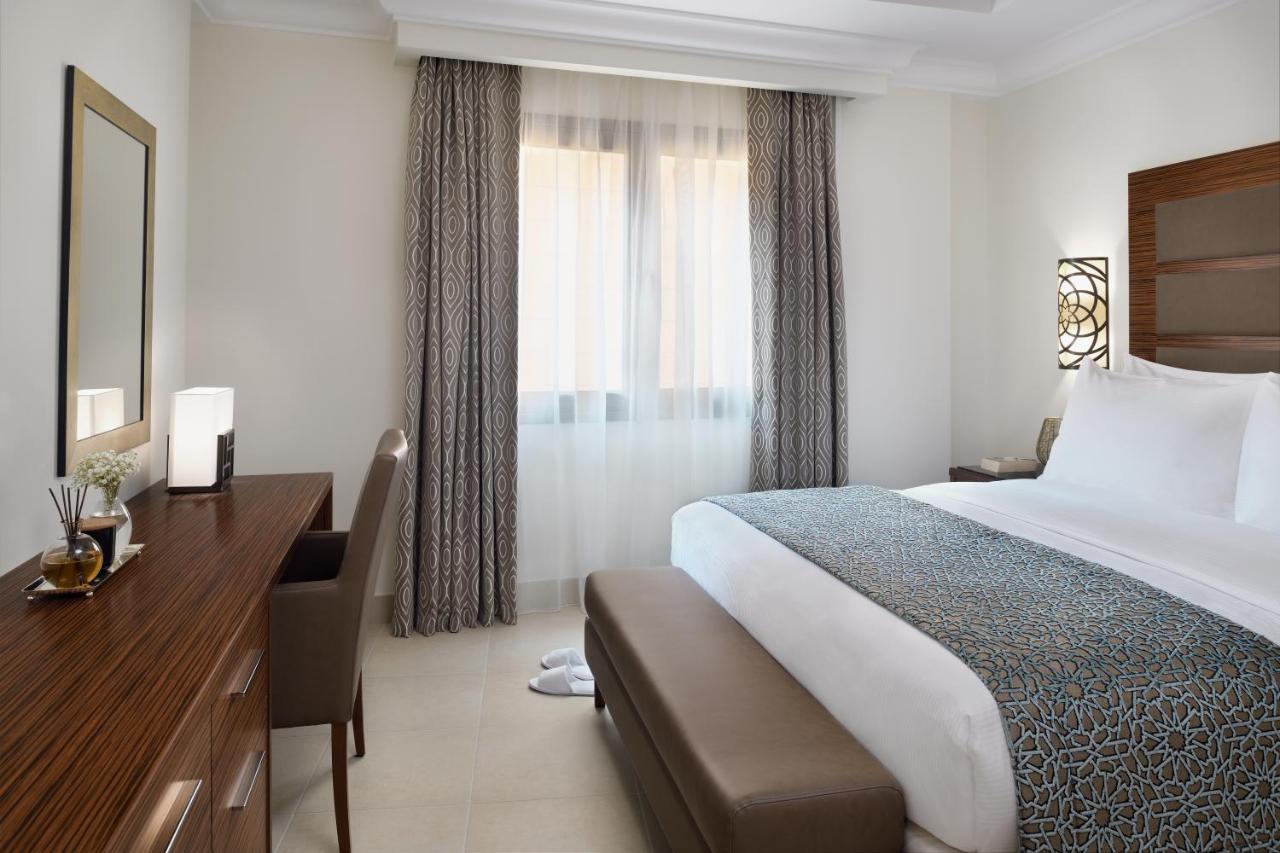 Marriott Executive Apartments Al Khobar Exterior foto A bedroom at the hotel