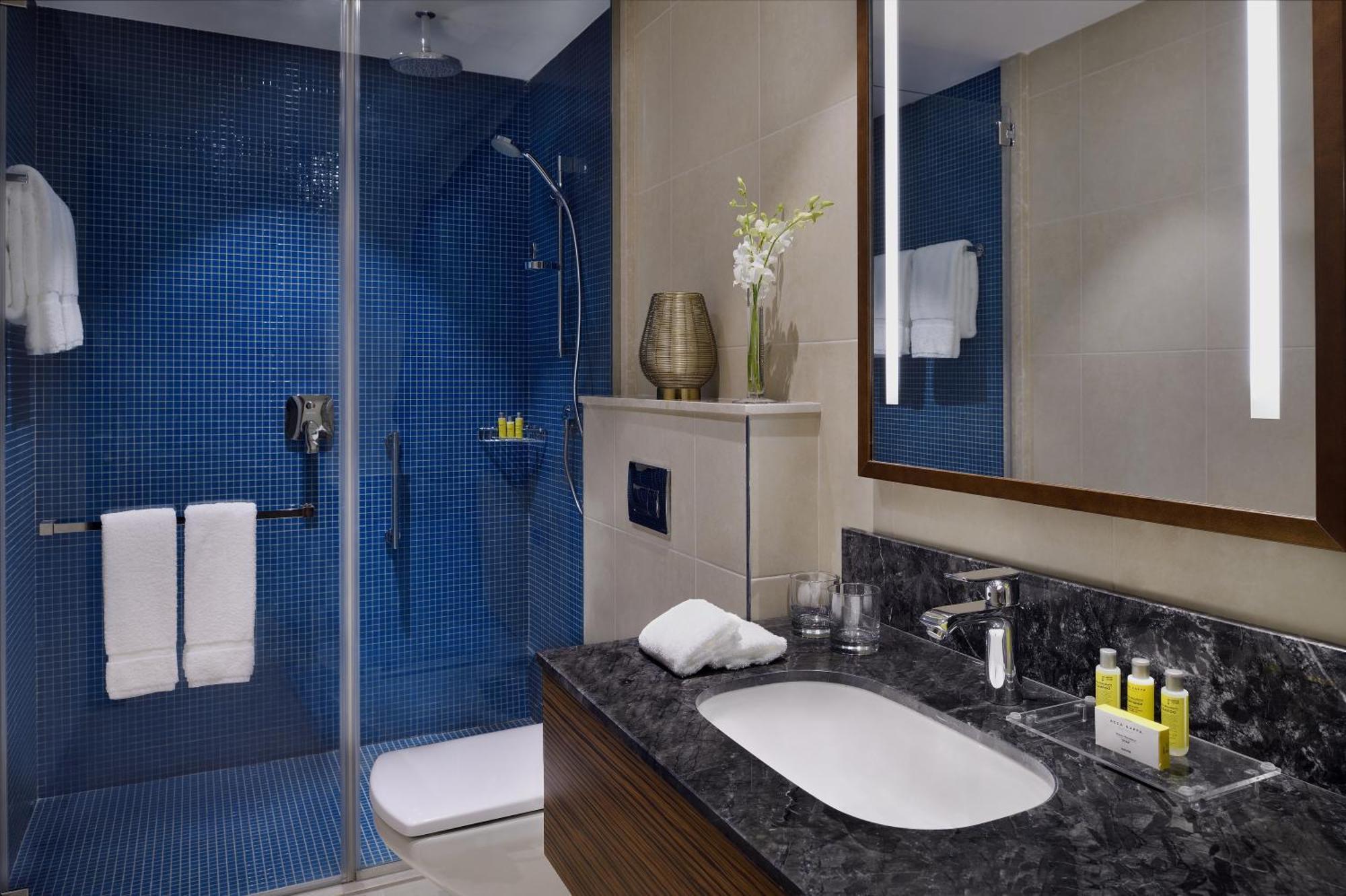 Marriott Executive Apartments Al Khobar Exterior foto A bathroom in a hotel