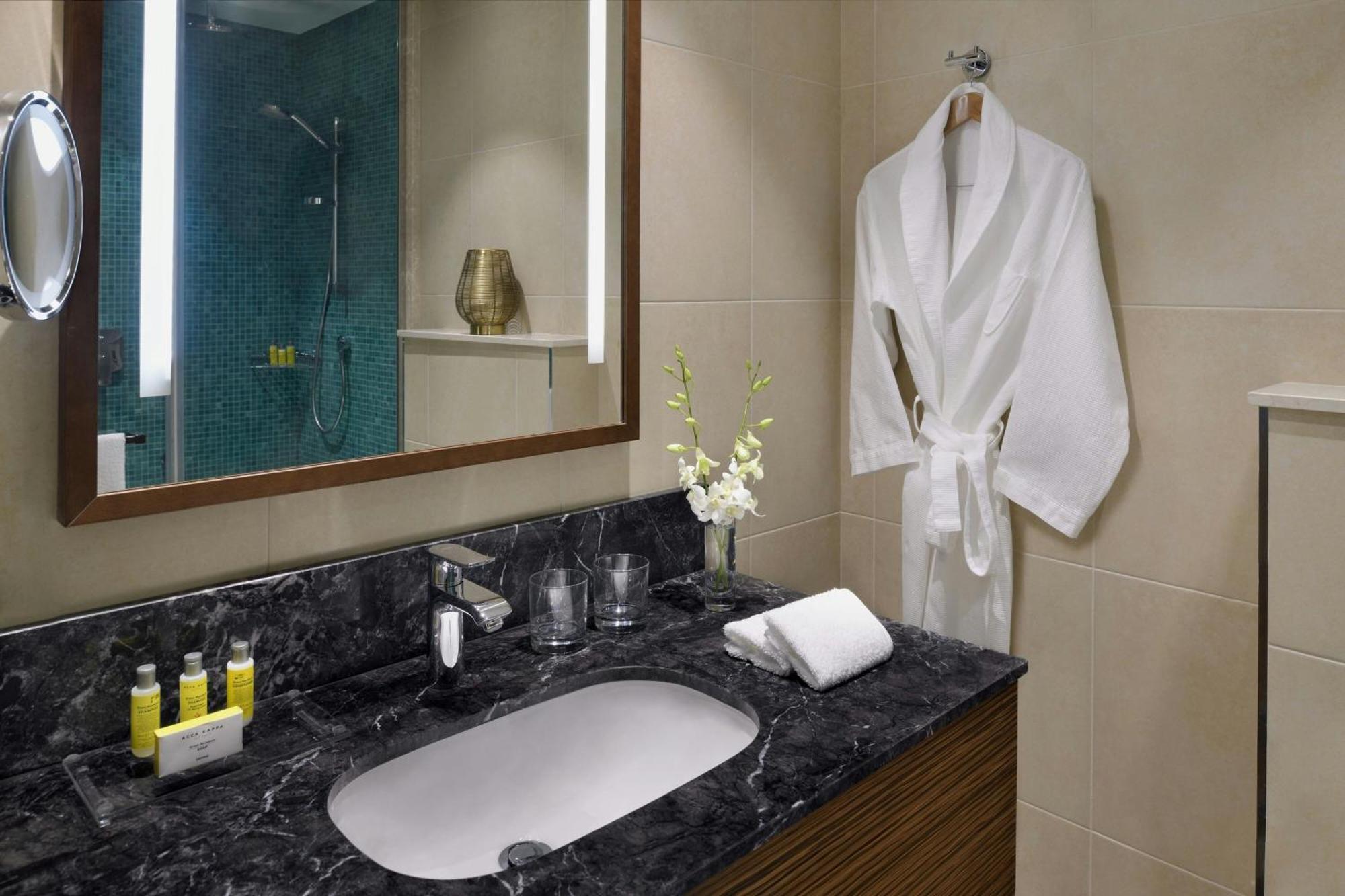 Marriott Executive Apartments Al Khobar Exterior foto A bathroom in a hotel